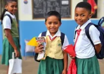 Praia Grande entrega de uniformes e material escolar