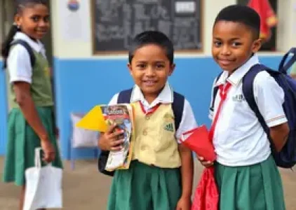 Praia Grande entrega de uniformes e material escolar